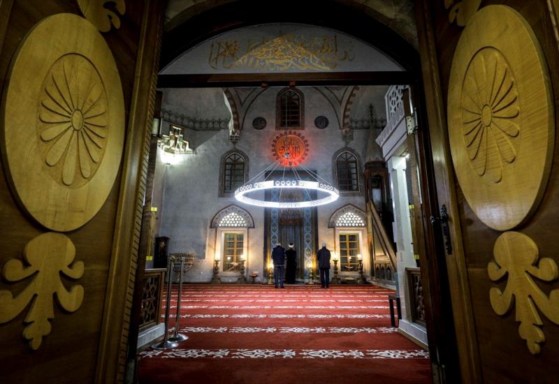 Ramazan u praznim džamijama - Počeo ramazan: Prazne džamije na teravih namazu
